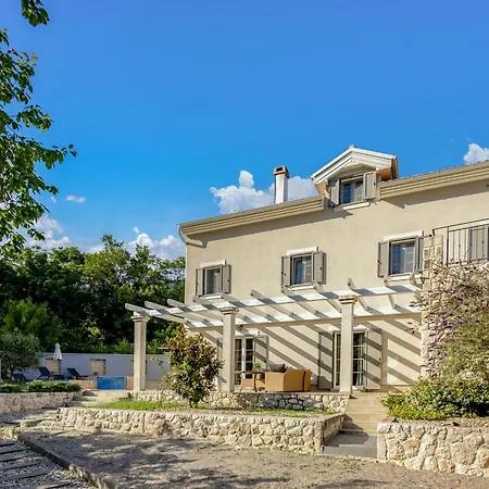 Willa Nature Frangipane With Pool - Happy Drivenik