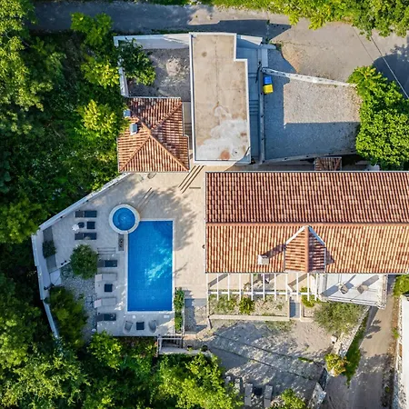 Willa Nature Frangipane With Pool - Happy Drivenik