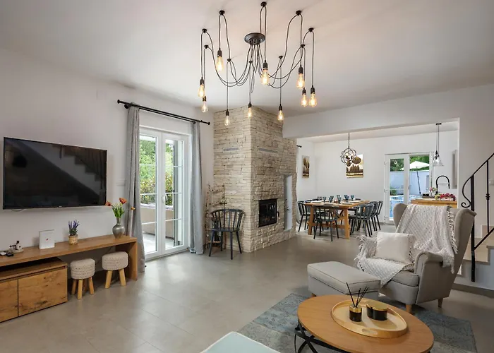 Nature Frangipane With Pool - Happy