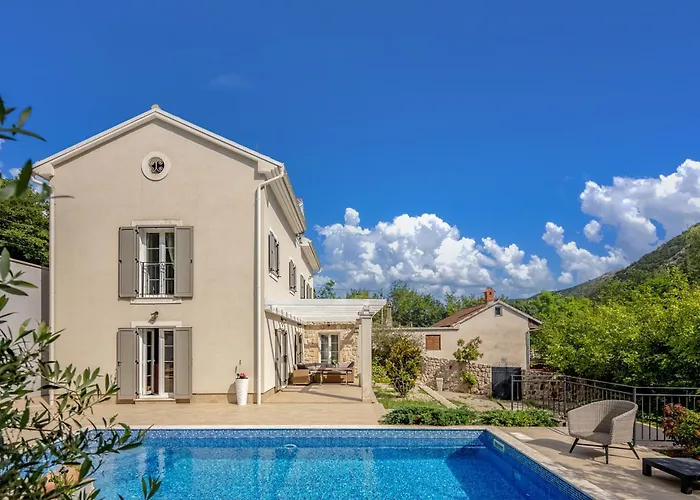 Nature Frangipane With Pool - Happy Drivenik