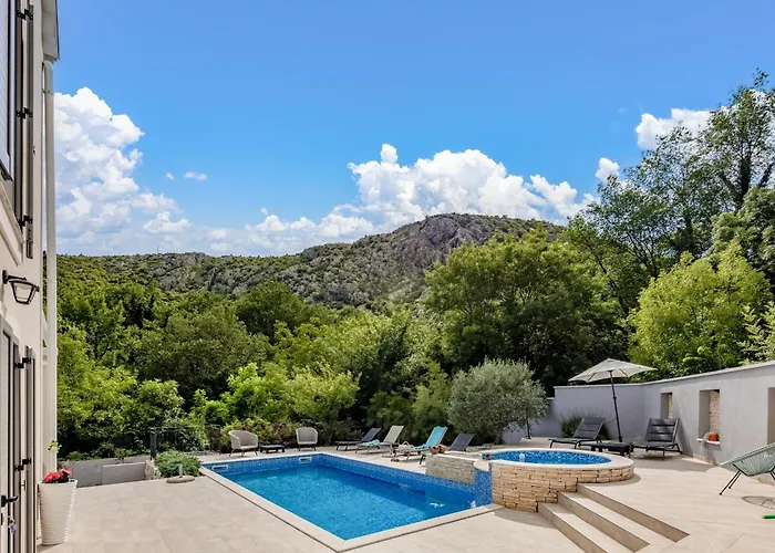 Nature Frangipane With Pool - Happy Drivenik