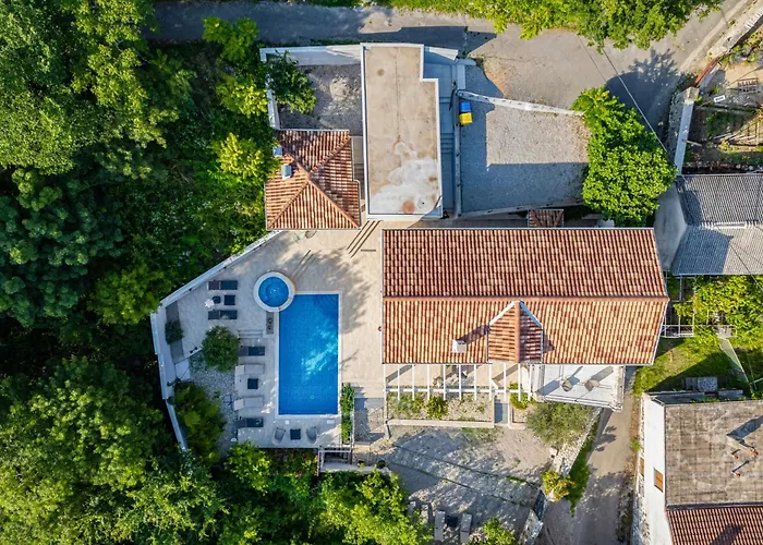 Willa Nature Frangipane With Pool - Happy Drivenik